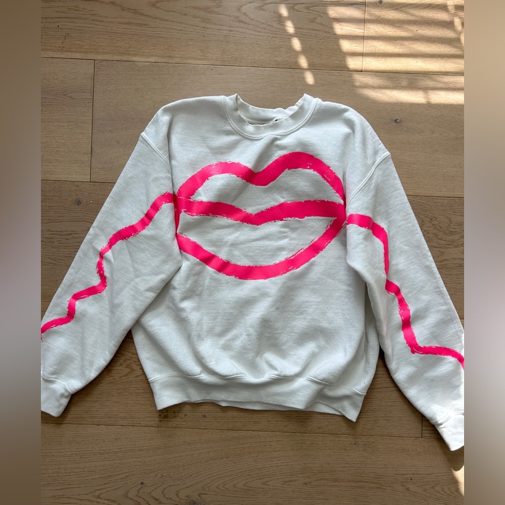 Lip liner sweatshirt